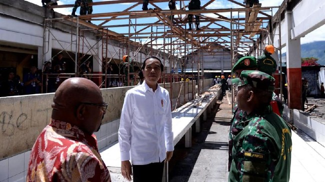 Presiden Joko Widodo meninjau perbaikan Pasar Wouma, Wamena, Jayawijaya, Papua, yang rusak akibat kerusuhan, Senin (28/10). Perbaikan ditargetkan selesai dalam waktu dua minggu. 

Foto:Kris-Biro Pers Sekretariat Presiden