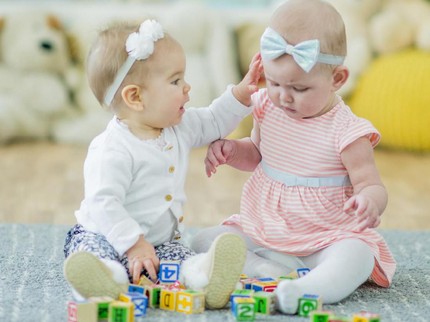 Referensi 5 Pasang Nama Bayi Kembar Perempuan, Cantik & Unik untuk Si Kecil