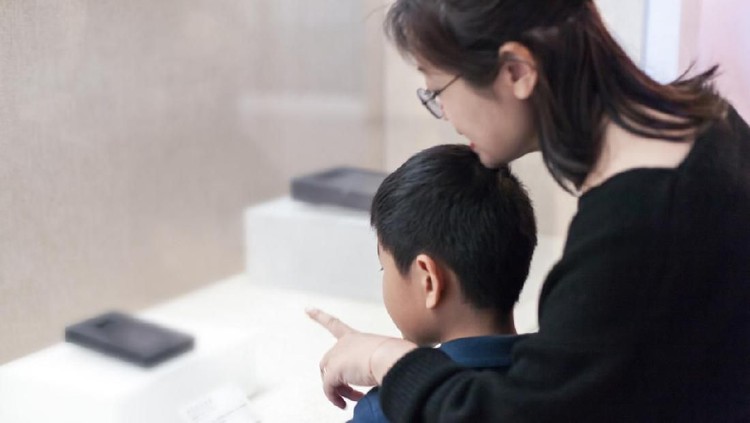 Ilustrasi museum Mother and son watching crafts indoors