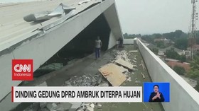 VIDEO: Dinding Gedung DPRD Ambruk Diterpa Angin