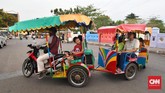 FOTO: Odong-Odong, Hiburan Murah yang Terancam Musnah Pemprov DKI berencana melarang odong-odong beroperasi di jalan raya dengan alasan berbahaya bagi penumpang dan pengguna jalan lain.