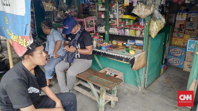 Pedagang rokok mengeluh karena khawatir rencana pemerintah menaikkan tarif cukai dan harga eceran rokok akan membuat omzet menurun drastis.