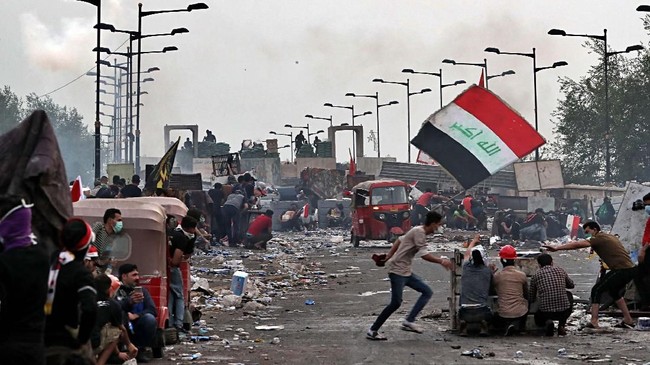 Sejumlah ruas jalan, sekolah, dan perkantoran di selatan Irak terpaksa tutup akibat demonstrasi rusuh masih terus berlangsung pada Selasa (27/11).