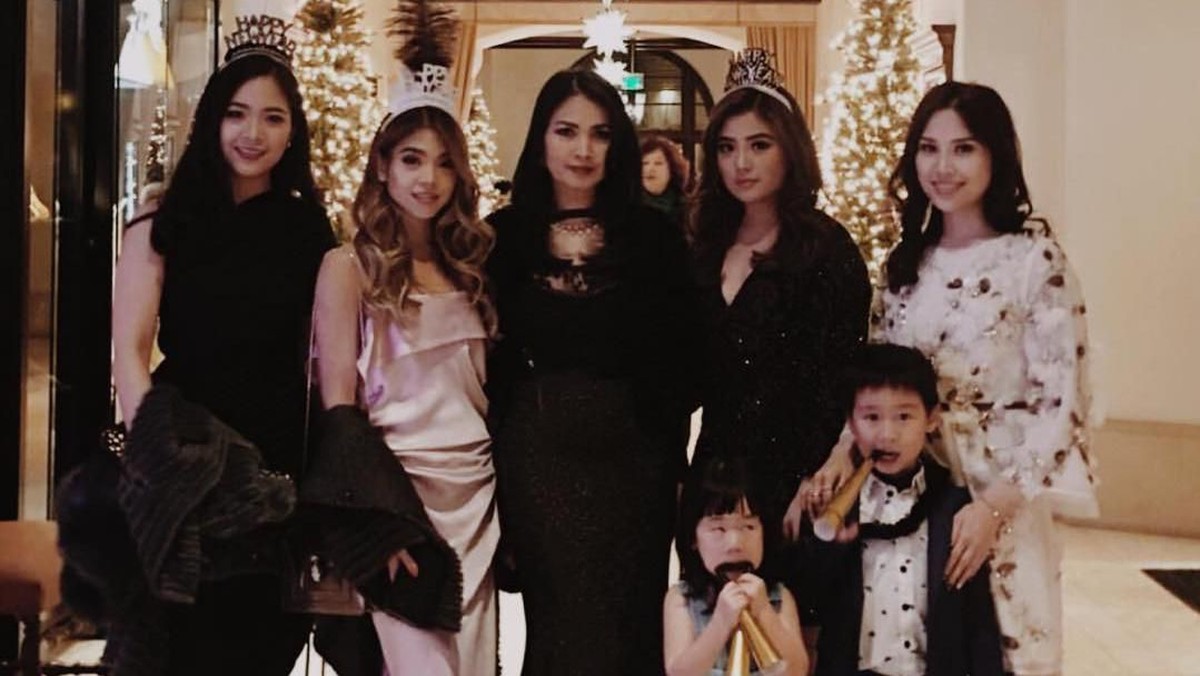 Angela Tanoesoedibjo jadi viral karena dilantik sebagai Wakil Menteri Pariwisata dan Ekonomi Kreatif&period; Berikut kekompakan Angela dan tiga adiknya yang cantik&period;