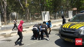 Polisi-Mahasiswa Bentrok di Kendari, Batu Lawan Gas Air Mata