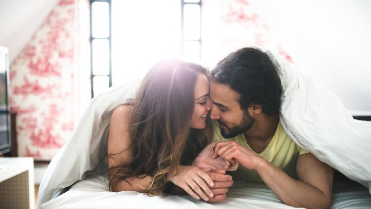 Perhatikan posisi seks yang nyaman sebagai kunci utama wanita meraih orgasme. Bagaimana caranya? Baca selengkapnya yuk!