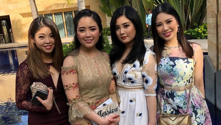 Angela Tanoesoedibjo jadi viral karena dilantik sebagai Wakil Menteri Pariwisata dan Ekonomi Kreatif. Berikut kekompakan Angela dan tiga adiknya yang cantik.