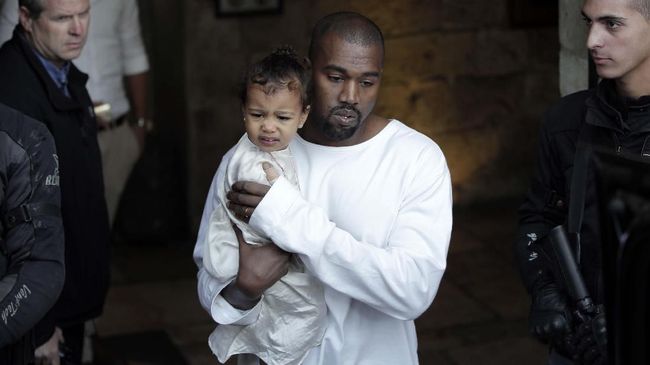 Kim Kardashian mengaku sempat bertengkar dengan Kanye West yang melarang putri sulung mereka memakai 'make up' apapun setidaknya sampai North West remaja.