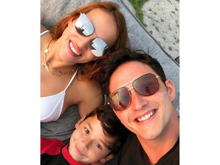 Potret Mesra Mike Lewis dan Janisaa Pradja yang Akan Segera Menikah Mike Lewis resmi melamar sang kekasih, Janisaa Pradja. Kabar bahagia itu dibagikan di unggahan Instagram mereka.
