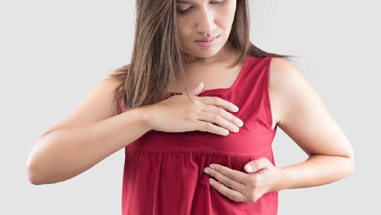 Memerah payudara untuk menghasilkan ASI tak hanya dilakukan dengan alat pompa ASI, tapi bisa dengan tangan. Begini cara tepat memerah payudara dengan tangan.