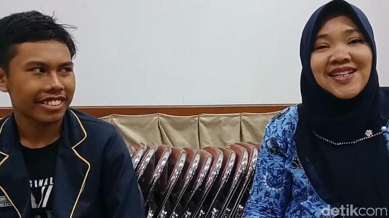 6 Fakta Febrian Firmansyah yang Bisa Tirukan Suara Jokowi 6 fakta menarik dari sosok Febrian Firmansyah yang viral lantaran mampu menirukan suara Jokowi. Apa saja faktanya?