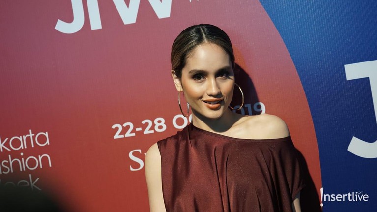 Cinta Laura hadir sebagai tamu undagan di Jakarta Fashion Week 2020. Ia tampil mempesona dengan busana berwarna merah maroon.