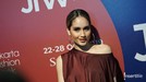 Cinta Laura hadir sebagai tamu undagan di Jakarta Fashion Week 2020&period; Ia tampil mempesona dengan busana berwarna merah maroon&period;