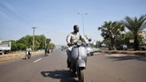 FOTO: Vespa Renta Buatan Indonesia 'Pensiun' di Afrika Ibu kota Mali, Bamako, merupakan salah satu tempat tinggal banyak skuter Vespa 'jadul' buatan Indonesia.