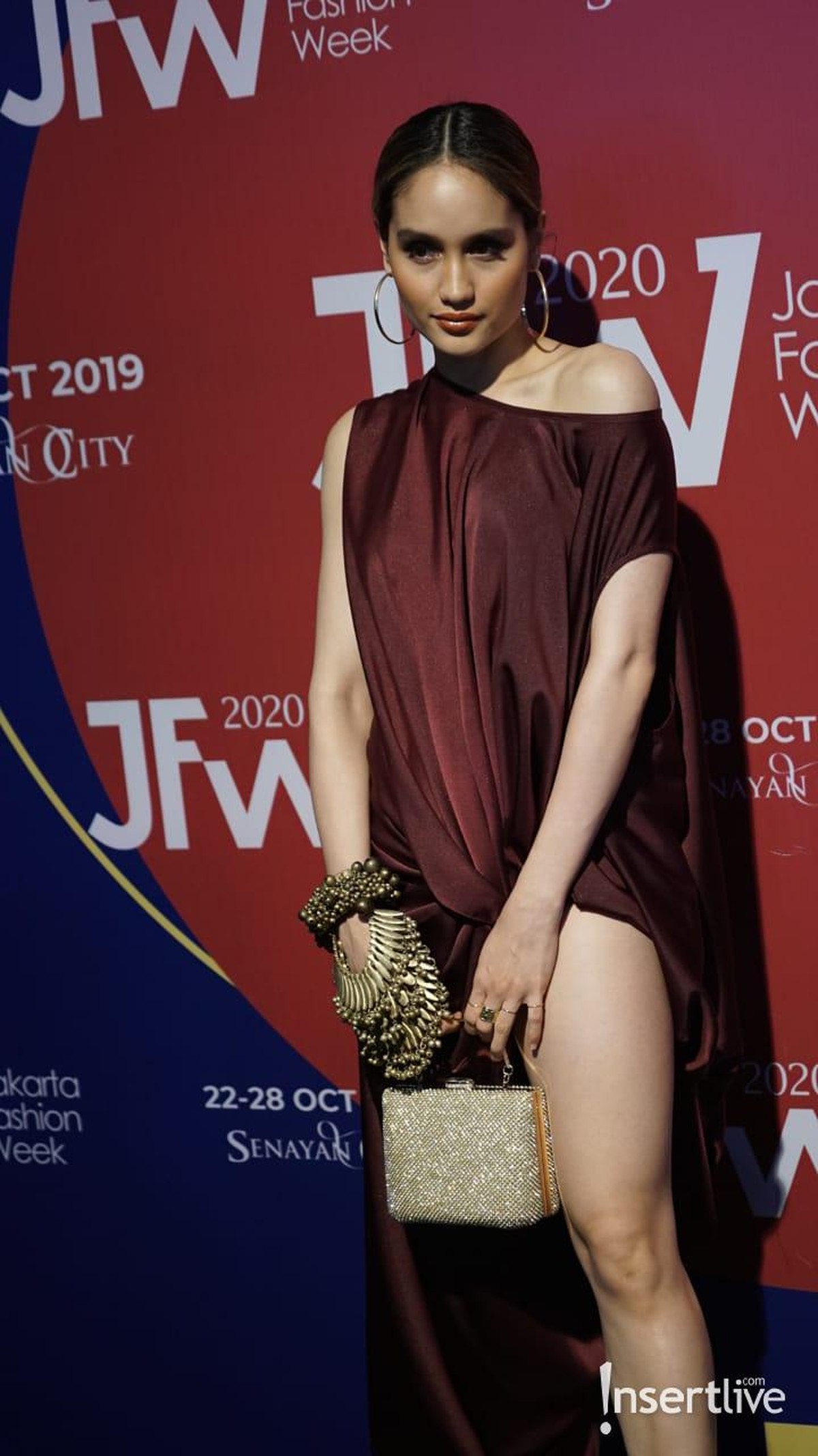Cinta Laura hadir sebagai tamu undagan di Jakarta Fashion Week 2020&period; Ia tampil mempesona dengan busana berwarna merah maroon&period;