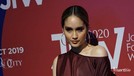 Cinta Laura hadir sebagai tamu undagan di Jakarta Fashion Week 2020&period; Ia tampil mempesona dengan busana berwarna merah maroon&period;