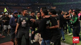 Persebaya Ditekuk PSS, Bonek Bikin Rusuh