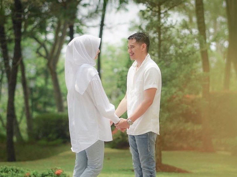 Citra Kirana dan Rezky Adhitya akan segera melenggang ke jenjang pernikahan. Keduanya sudah semakin berani mengunggah foto-foto romantis di media sosial.