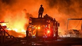 FOTO : Kebakaran Hutan Ancam Wilayah Elite California Kebakaran hutan dan lahan di California terus meluas. Api terus bergerak akibat angin kencang ke pemukiman elite dekat Los Angeles.
