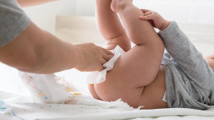 Diaper changing and cleaning bottom of baby