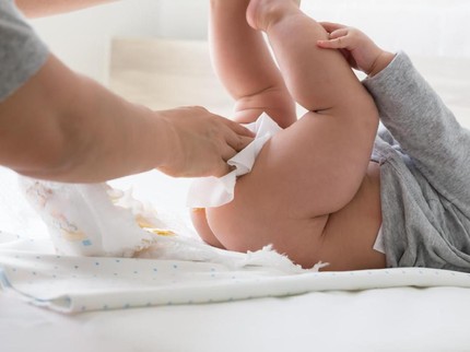 Kenali Tekstur & Warna Feses Normal Bayi 1 - 2 Bulan