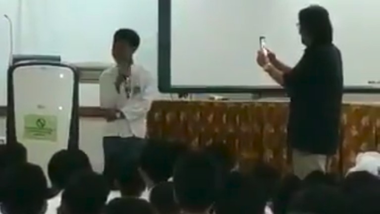 6 Fakta Febrian Firmansyah yang Bisa Tirukan Suara Jokowi 6 fakta menarik dari sosok Febrian Firmansyah yang viral lantaran mampu menirukan suara Jokowi. Apa saja faktanya?