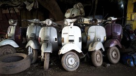 Tabrak 2 Vespa Modif, Pengemudi Sedan Menangis saat Ditangkap