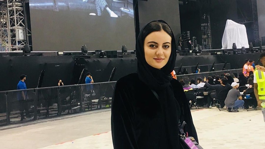 Identitas sosok wanita Arab yang tidak sadar saat V BTS lewat di sampingnya.