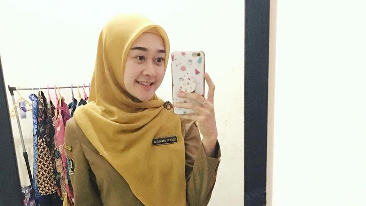 Ini dia pesona Ellen Nita&comma; mantan personel Cherrybelle yang kini jadi PNS&period;