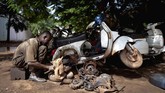 FOTO: Vespa Renta Buatan Indonesia 'Pensiun' di Afrika Ibu kota Mali, Bamako, merupakan salah satu tempat tinggal banyak skuter Vespa 'jadul' buatan Indonesia.