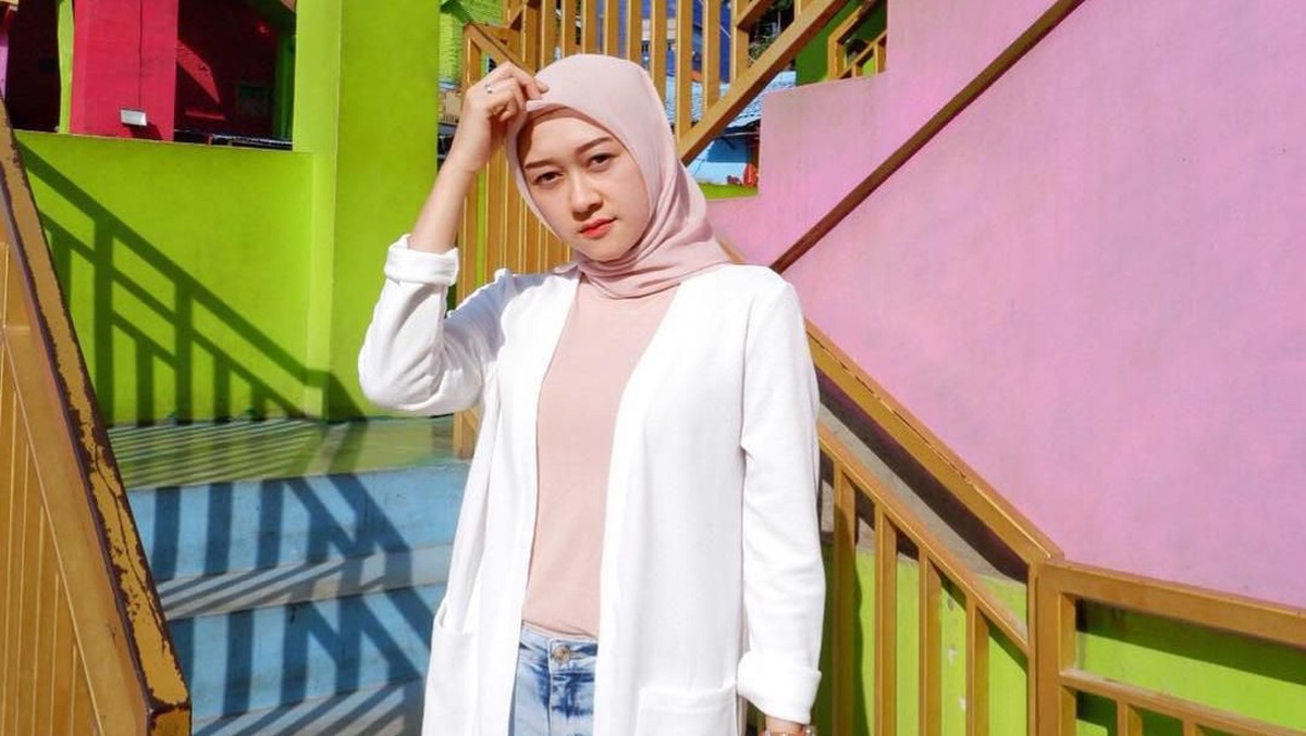 Ini dia pesona Ellen Nita&comma; mantan personel Cherrybelle yang kini jadi PNS&period;