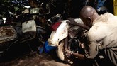 FOTO: Vespa Renta Buatan Indonesia 'Pensiun' di Afrika Ibu kota Mali, Bamako, merupakan salah satu tempat tinggal banyak skuter Vespa 'jadul' buatan Indonesia.