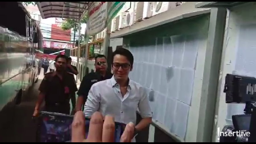 Kriss Hatta sering kali baca buku hukum selama ditahan di rutan.