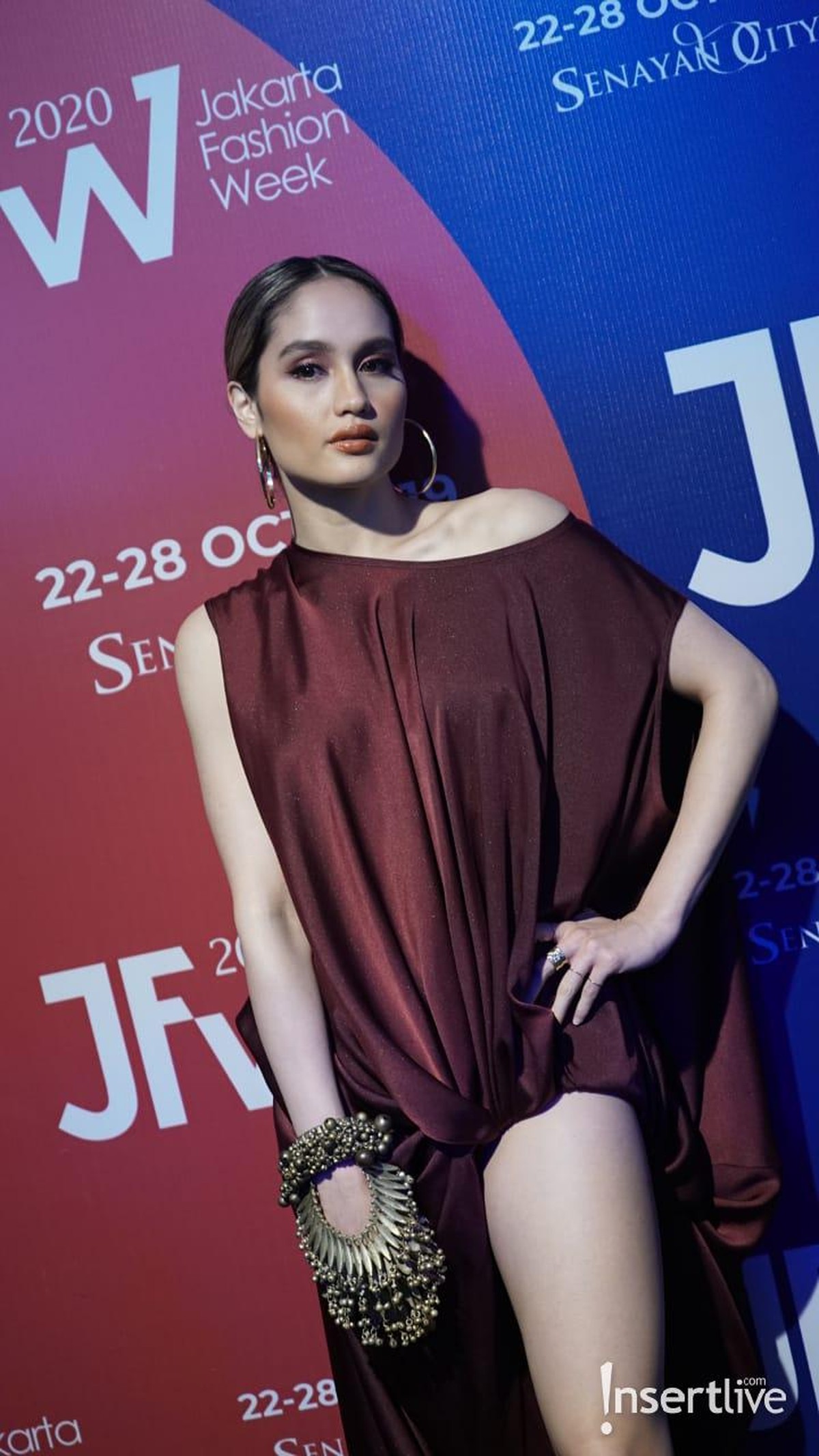 Cinta Laura hadir sebagai tamu undagan di Jakarta Fashion Week 2020&period; Ia tampil mempesona dengan busana berwarna merah maroon&period;