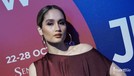 Cinta Laura hadir sebagai tamu undagan di Jakarta Fashion Week 2020&period; Ia tampil mempesona dengan busana berwarna merah maroon&period;