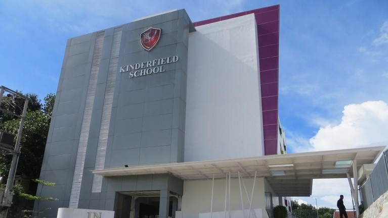 Tujuh sekolah berikut ini menjadi favorit para selebriti Tanah Air. Tak main-main, 7 sekolah berikut memiliki biaya masuk sekolah yang sangat fantastis.