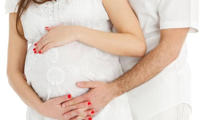Banyak ibu hamil takut melakukan hubungan seks karena takut menyakiti, atau memicu bayi lahir prematur. Benarkah?