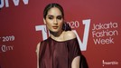 Cinta Laura hadir sebagai tamu undagan di Jakarta Fashion Week 2020&period; Ia tampil mempesona dengan busana berwarna merah maroon&period;