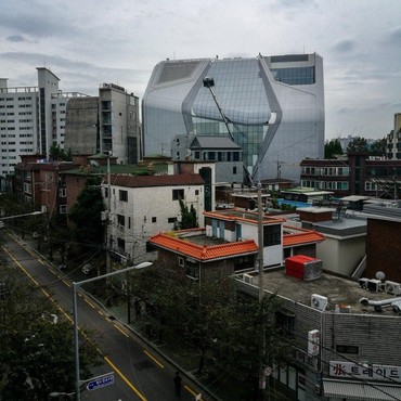 Siap Huni, Gedung Baru YG Entertainment Dikecam Warga Setempat