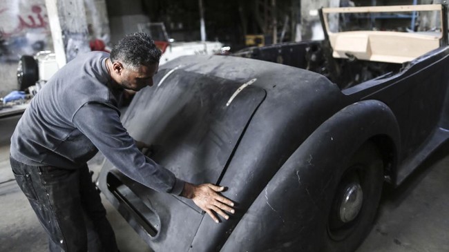 FOTO: Secarik Cerita Restorasi Mobil Klasik di Gaza
