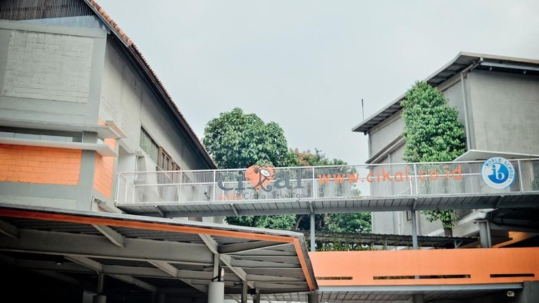 7 Sekolah Mewah Favorit Selebriti Tujuh sekolah berikut ini menjadi favorit para selebriti Tanah Air. Tak main-main, 7 sekolah berikut memiliki biaya masuk sekolah yang sangat fantastis.