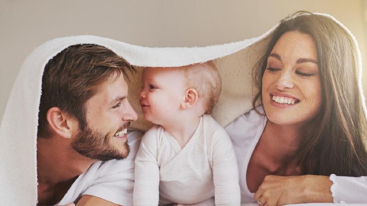 Si kecil berusia balita dan masih tidur sekamar dengan orang tuanya? Kalau Bunda Ayah mau berhubungan intim, pertimbangkan lagi ya.