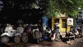 FOTO: Vespa Renta Buatan Indonesia 'Pensiun' di Afrika Ibu kota Mali, Bamako, merupakan salah satu tempat tinggal banyak skuter Vespa 'jadul' buatan Indonesia.