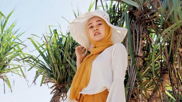 Ini dia pesona Ellen Nita, mantan personel Cherrybelle yang kini jadi PNS.