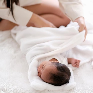 Apa Fungsi Bedong pada Bayi?