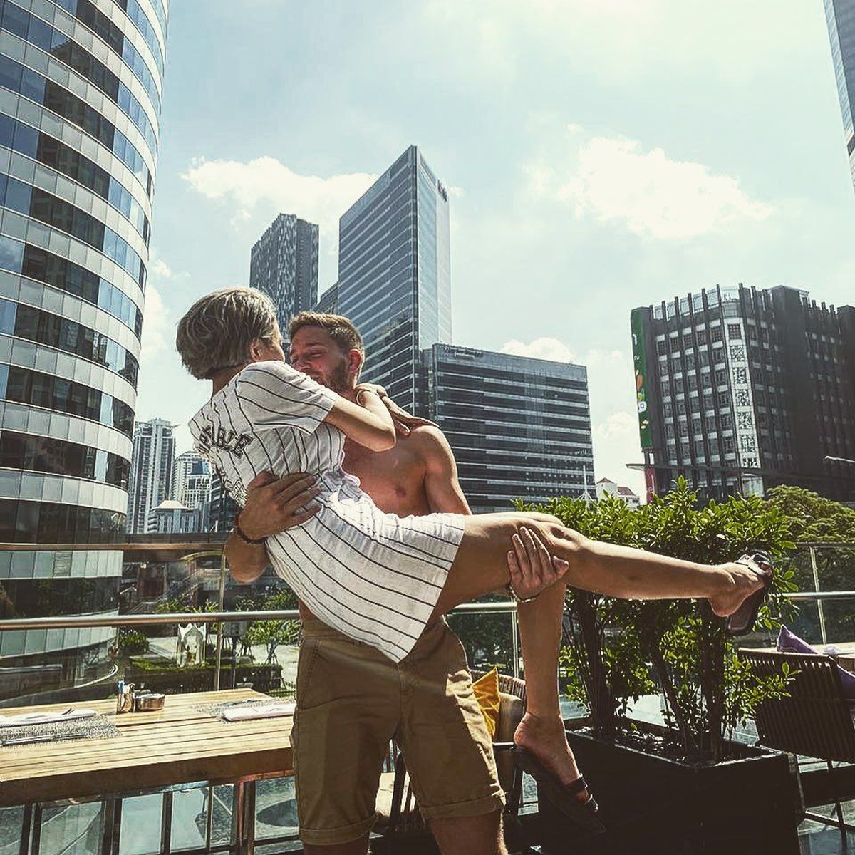 Seorang bule brondong asal Prancis&comma; Betsalel Fdida melamar artis sensnaional Nikita Mirzani&comma; berikut ini fakta-faktanya&period;