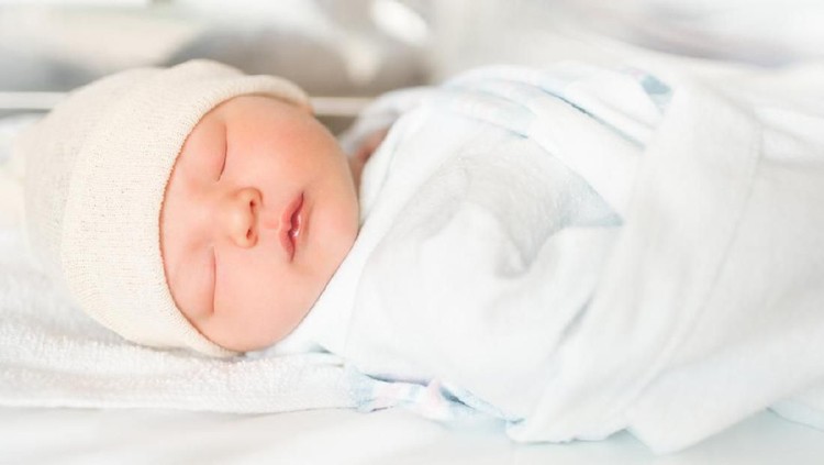 Manfaat & Cara Tepat Membedong Bayi, Bunda Perlu Tahu Membedong bayi tidak sulit, Bunda. Begini tips dan tekniknya.
