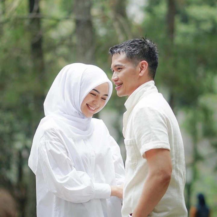 <p>Gayung bersambut, Rezky juga ternyata tak ingin main-main lagi dalam hubungan. Ia pun merasa bahwa Ciki adalah wanita yang tepat untuk dinikahi. (Foto: Instagram/abudherypastrana)</p>