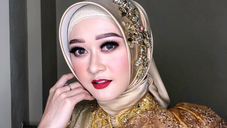6 Pesona Ellen Nita, Eks Cherrybell yang Kini Jadi PNS Ini dia pesona Ellen Nita, mantan personel Cherrybelle yang kini jadi PNS.