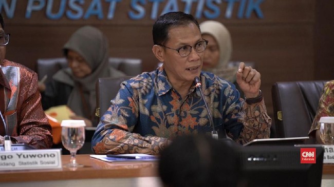 BPS mencatat deflasi 0,05 persen pada Agustus. Deflasi disumbang oleh kelompok makanan dan tembakau, termasuk penurunan tarif angkutan udara.